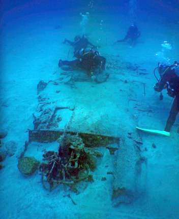 海底に裏返った状態で沈む九七式艦上攻撃機＝西之表市国上の喜志鹿崎沖