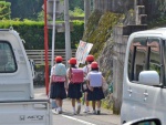 ガードレールのない通学路を下校する児童＝鹿児島市川上町