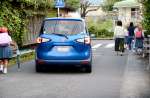 狭い生活道路を通行する児童ら＝霧島市国分清水１丁目（画像は一部加工してあります）