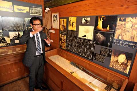 鳥浜トメさんの思い出を話す孫の明久さん＝南九州市知覧のホタル館