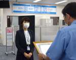 詐欺を未然に防ぎ感謝状を贈られた中野敬子さん（左）＝鹿児島市西田２丁目、南日本銀行西田支店