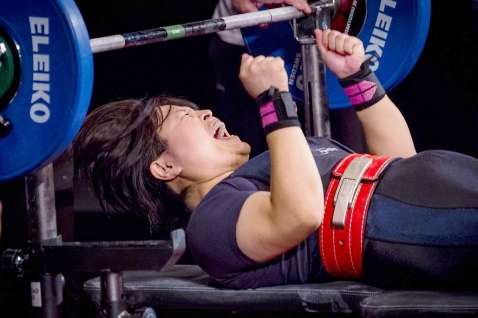 試合後にガッツポーズを決める坂元智香選手＝メディケアアライアンスあおぞら病院（撮影：西岡浩記）