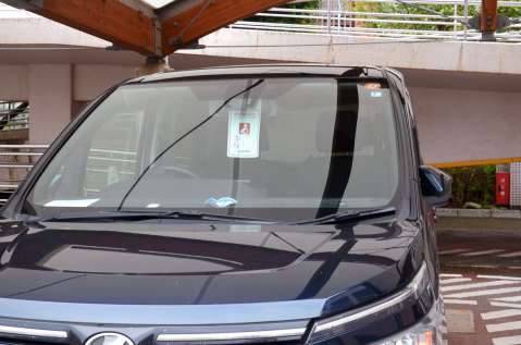 車いす利用者の赤色カードを提示した乗用車＝鹿児島市