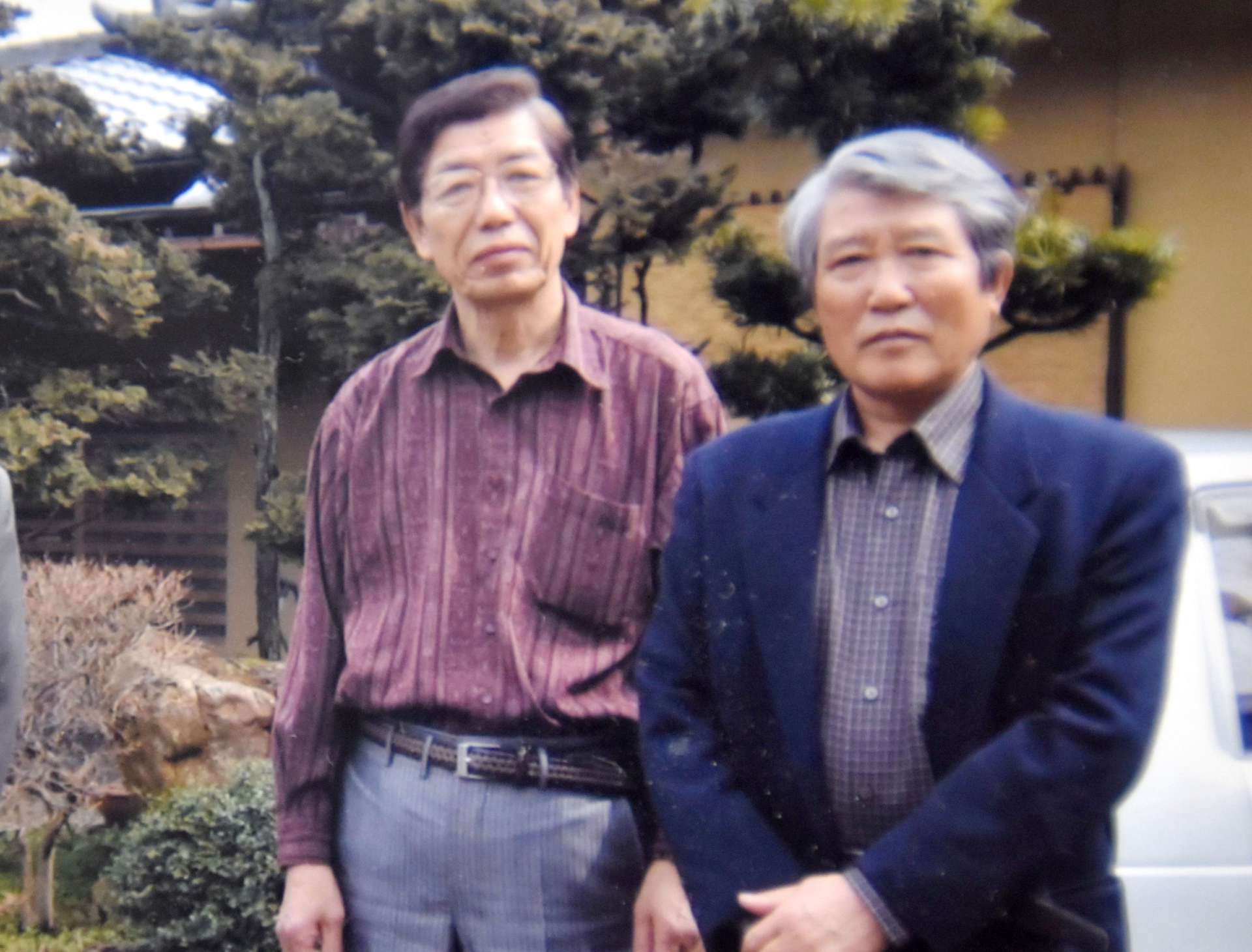日米の兵士をつなぐ物語を通して交流した伊地知南さん（右）と丸山隆さんの遺族、丸山忠嗣さん＝石川県七尾市