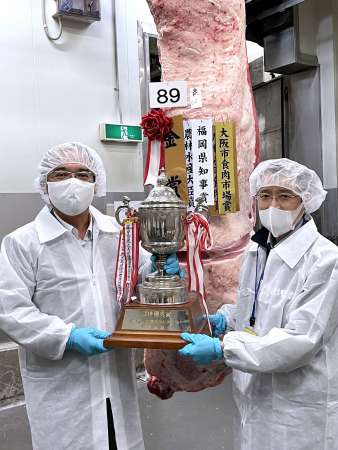 団体賞の優勝カップを手にする鹿児島県関係者＝福岡県太宰府市（ＪＡ鹿児島県経済連提供）