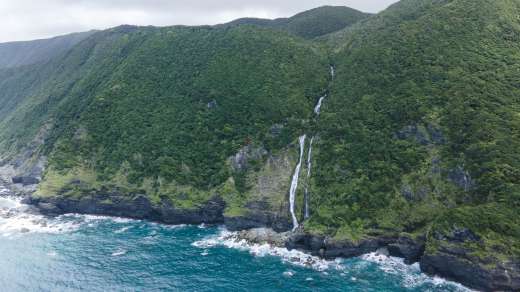 １８１メートルの落差が確認された滝＝２０２０年６月２９日、奄美市名瀬小湊（浜田太さん提供）