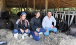 親子３人で牧場を経営する（右から）中崎和行さん、優さん、幸男さん＝中種子町増田