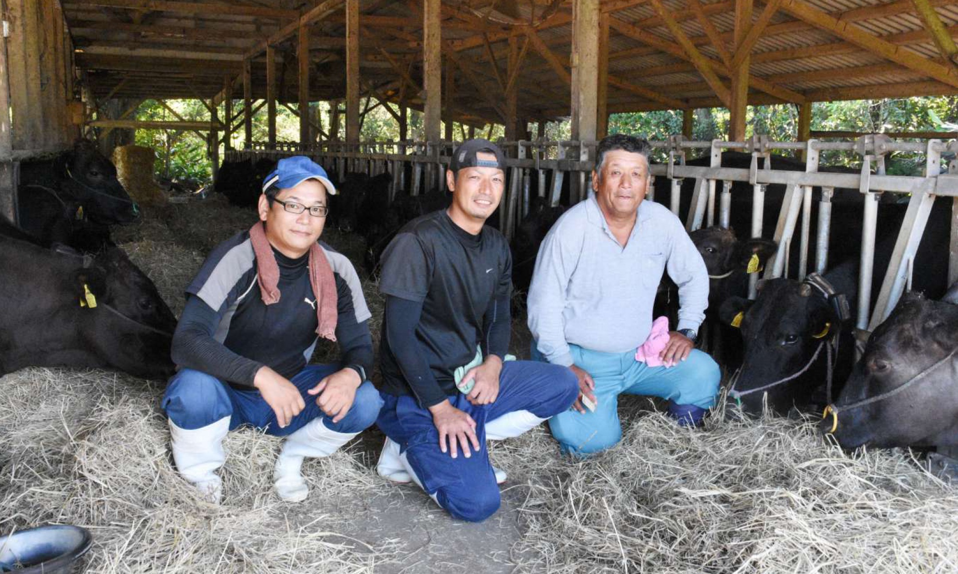 親子３人で牧場を経営する（右から）中崎和行さん、優さん、幸男さん＝中種子町増田