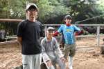 親子３代で牛を育てる山口次芳さん（中央）、勝洋さん（左）、翔舞さん＝中種子町野間