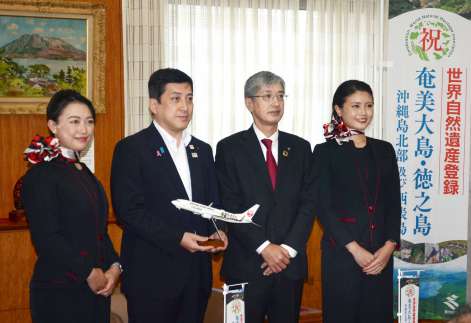 塩田康一県知事を表敬訪問した日本航空の赤坂祐二社長（右から２人目）＝１４日、鹿児島県庁