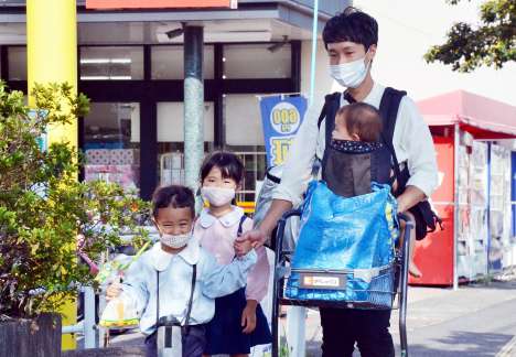子どもたちと買い物を済ませた柿元聡美さん＝１１日、鹿児島市上福元町