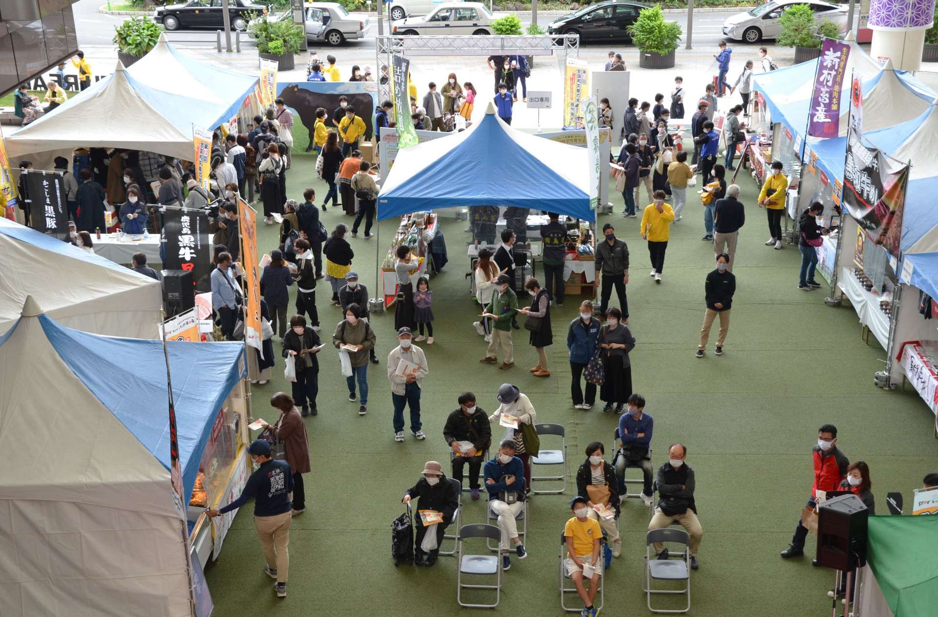 多くの来場客でにぎわう全国和牛能力共進会ＰＲイベント＝２３日、鹿児島市のアミュ広場