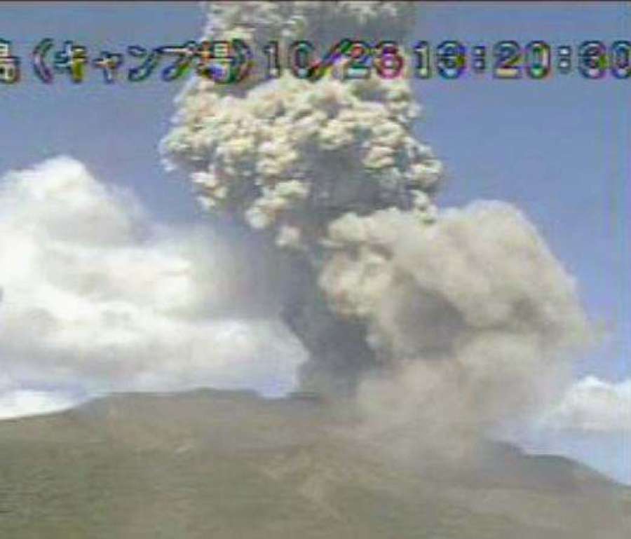 爆発で噴石が火口から１９００メートルまで飛んだ御岳＝十島村諏訪之瀬島（福岡管区気象台提供）