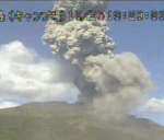 爆発で噴石が火口から１９００メートルまで飛んだ御岳＝十島村諏訪之瀬島（福岡管区気象台提供）
