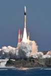 準天頂衛星初号機「みちびき」の後継機を載せ上昇するＨ２Ａロケット４４号機＝２６日午前１１時２０分、南種子町の種子島宇宙センター