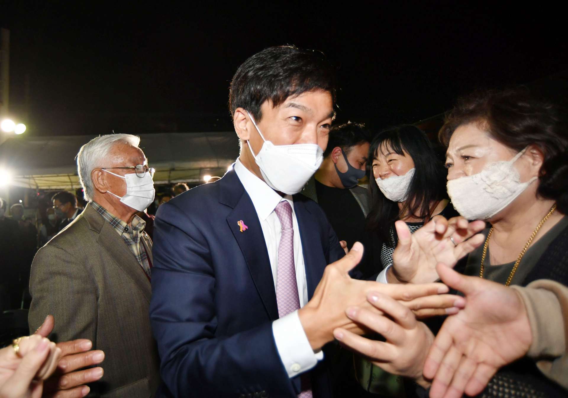 支持者から祝福される宮路拓馬さん＝３１日午後１１時５９分、鹿児島市上之園町