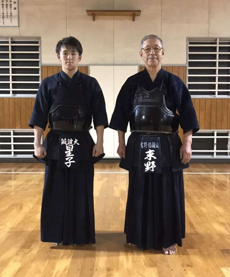 ２月に帰省した際、末野栄二さん（右）と写真に収まる星子啓太選手＝鹿児島市（末野さん提供）