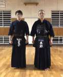 ２月に帰省した際、末野栄二さん（右）と写真に収まる星子啓太選手＝鹿児島市（末野さん提供）