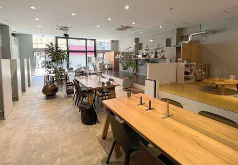 カフェスペースを併設した「バンビーナ」＝鹿児島市中央町