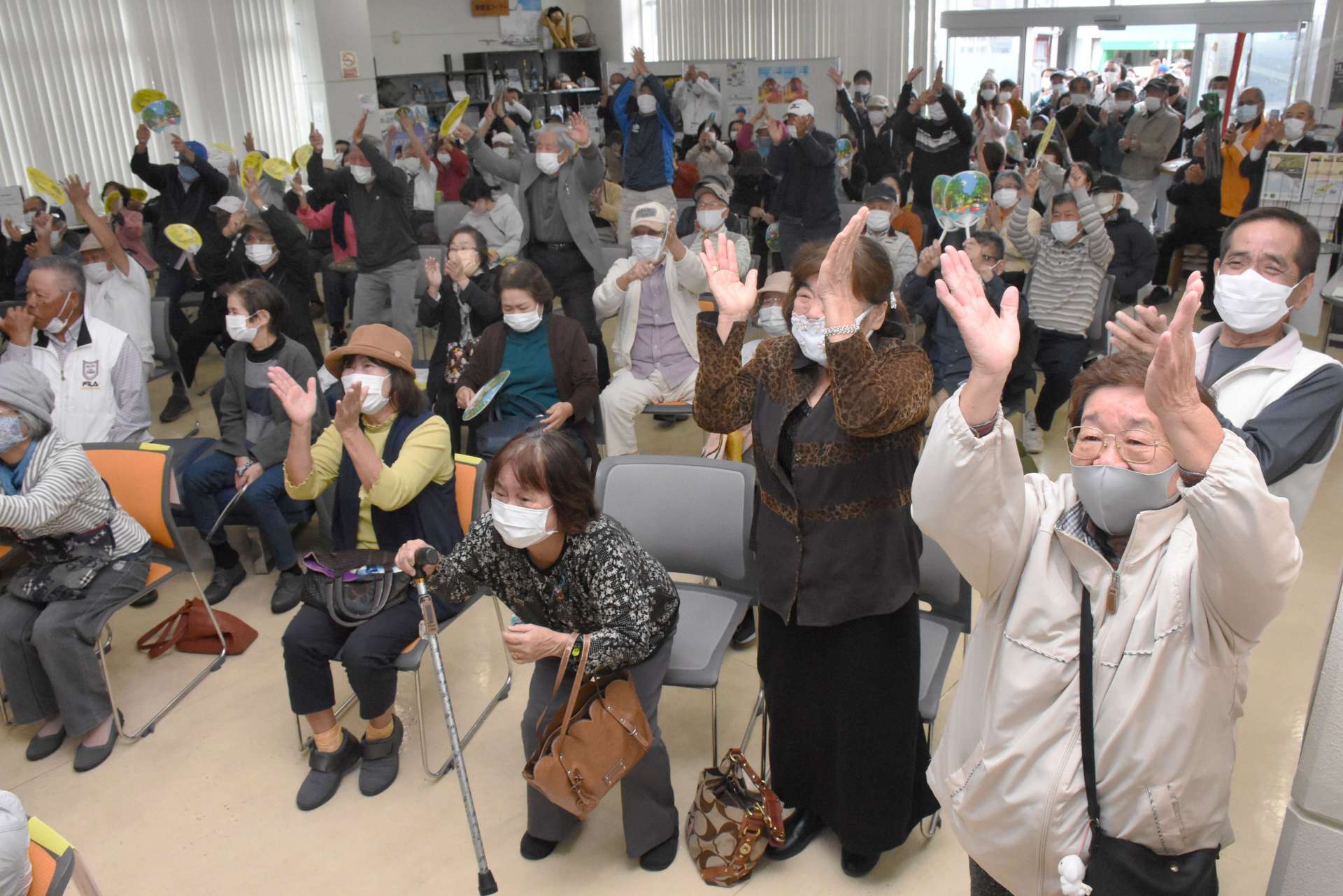 大島高校の４強入りが決まり、歓声を上げて喜ぶ市民ら＝９日、奄美市名瀬