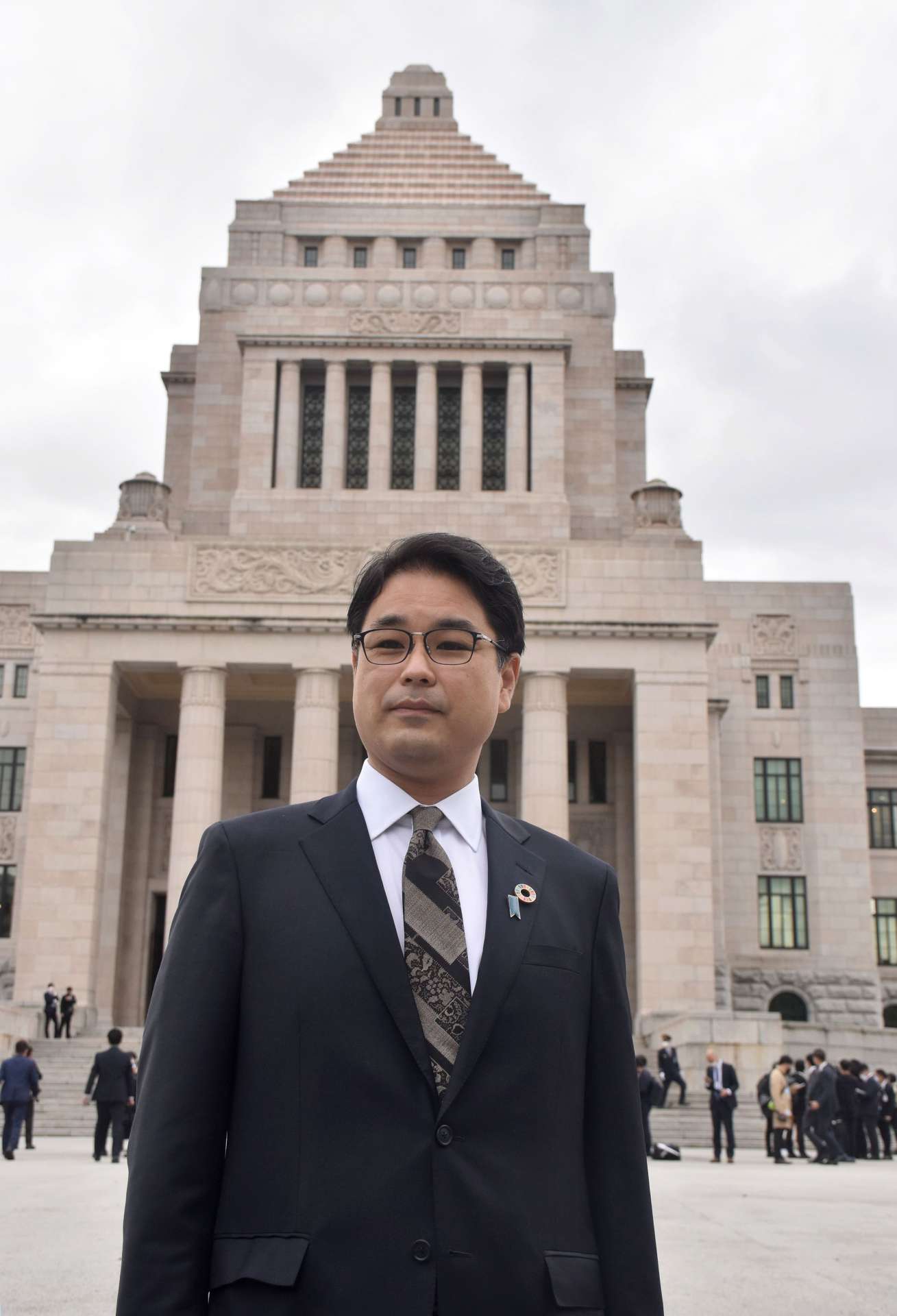 国会に初登院し、報道陣の質問に答える保岡宏武氏