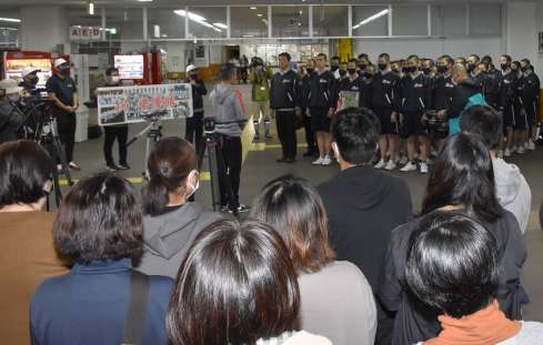 保護者らにねぎらわれる大島高校野球部＝奄美市の名瀬港