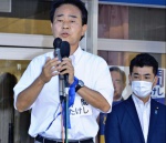 衆院選を前にした2021年09月、立憲民主党の泉健太政調会長（右）を招き、集会であいさつする野間健氏＝姶良市