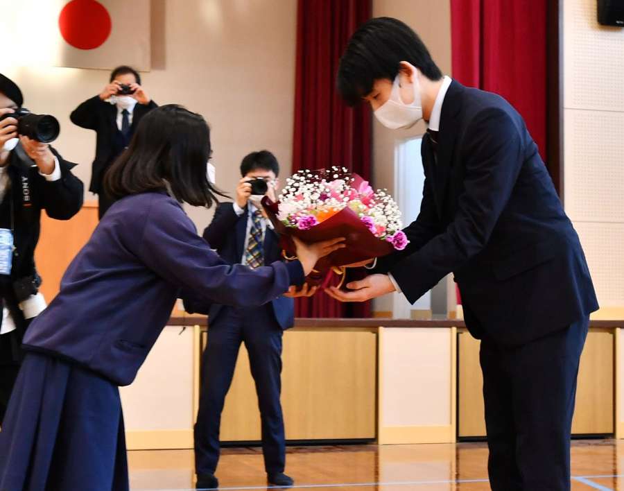 児童から花束を受け取る藤井聡太竜王