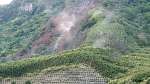 地震後に崩れ落ち、土煙が上がる山の斜面＝９日午前１１時５分ごろ、十島村悪石島（住民提供）