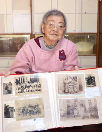 写真を見ながら旅順での生活を振り返る桑木野節子さん