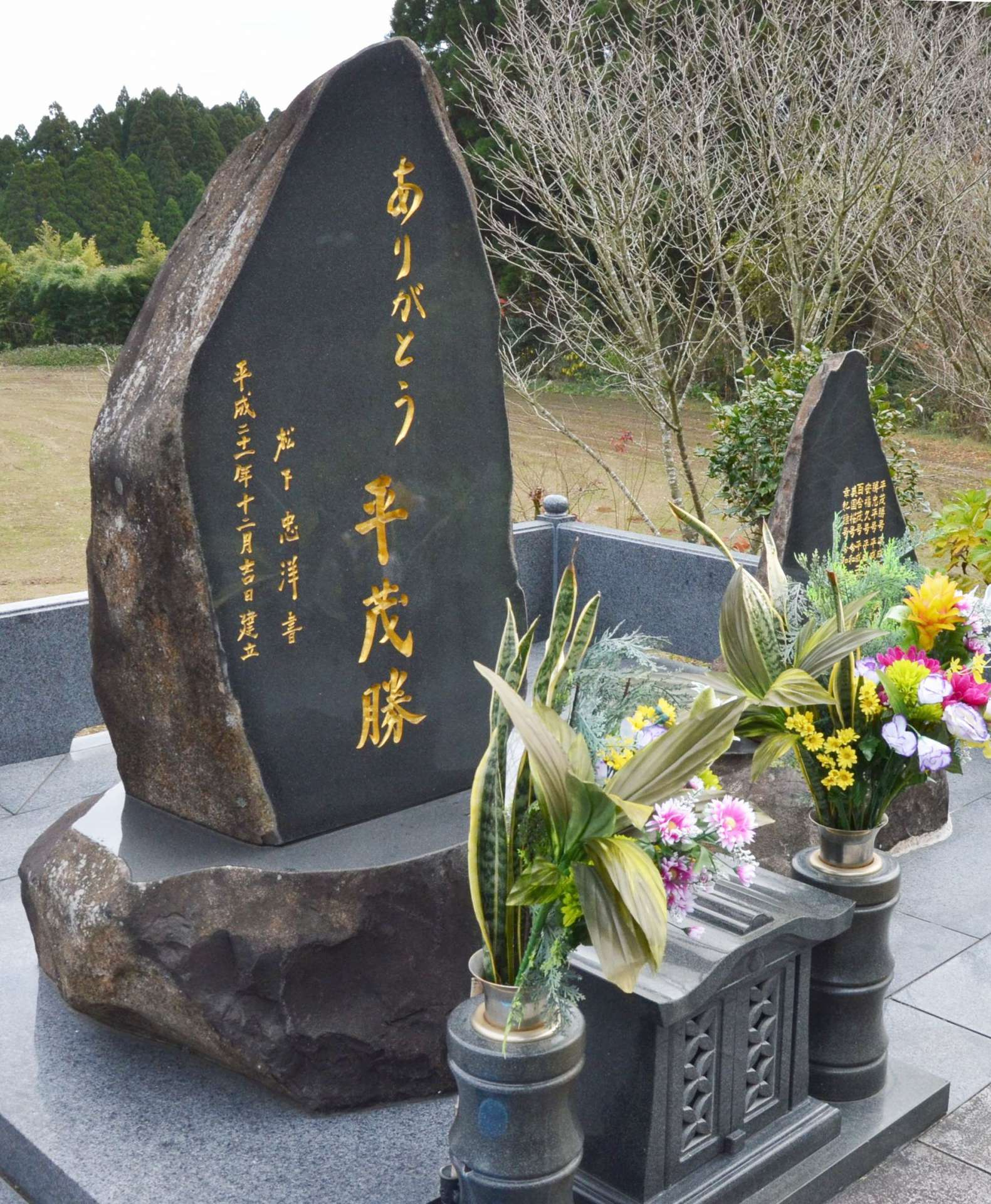 徳重和牛人工授精所は慰霊碑を建立し、活躍した種雄牛を弔う。碑文には「ありがとう平茂勝」とある＝さつま町