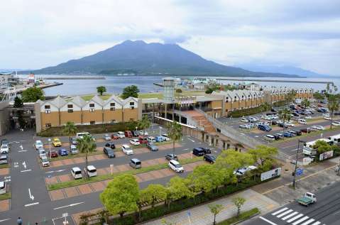2020年3月で15年間の営業を終えたドルフィンポート。桜島と鹿児島湾を望む立地が、海に開けた鹿児島市を象徴する施設だった＝19年5月撮影