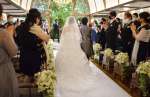祝福する友人の間を進む２人＝鹿児島市与次郎２丁目のベイサイド迎賓館鹿児島