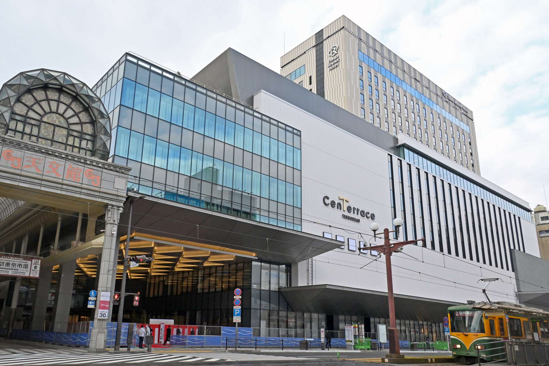 ４月９日にグランドオープンするセンテラス天文館＝２０日午前、鹿児島市千日町