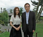 2011年5月、博多座の舞台「天璋院篤姫」の記者会見に臨む島津斉彬役の西郷輝彦さん（右）と篤姫役の国仲涼子さん（左）＝鹿児島市の仙巌園
