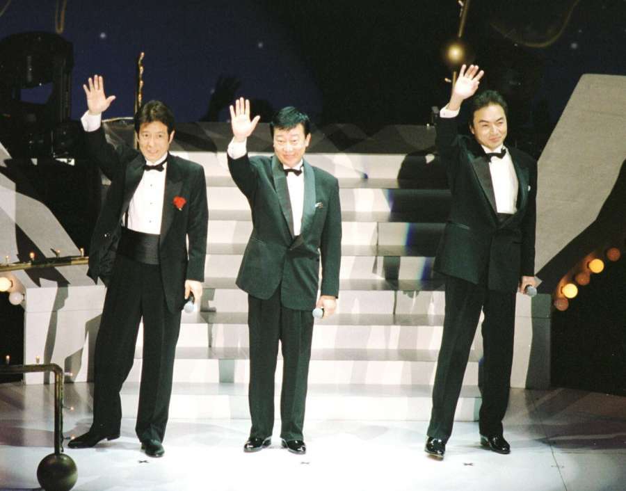 「御三家メモリアルコンサート」で客席からの声援に応える（右から）西郷輝彦さん、橋幸夫さん、舟木一夫さん＝２００１年１２月、鹿児島市