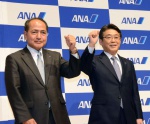 ＡＮＡホールディングスの新社長に昇格する芝田浩二専務執行役員（左）と、会長に就く片野坂真哉社長＝東京都港区