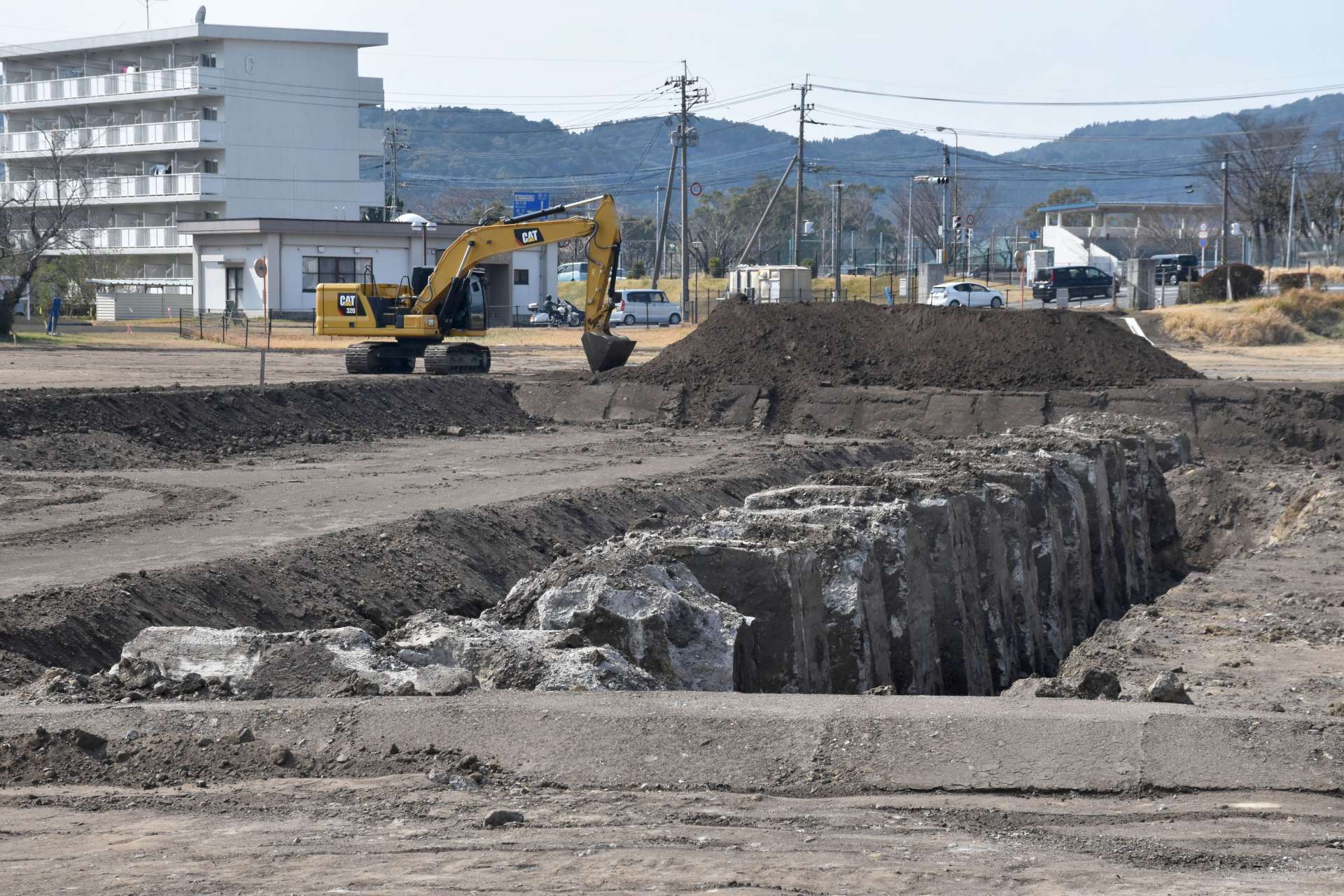 工事現場から見つかったコンクリート製の構造物＝１２日、鹿屋市の海上自衛隊鹿屋航空基地