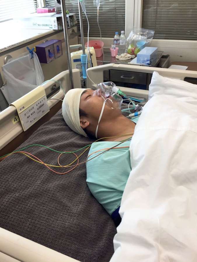 １度目の手術後、目覚める前の横田慎太郎さん。この１カ月ほど後、もう１度手術を受け、一時は何も見えなくなった