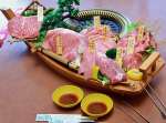 外国人客に人気のサシたっぷりの高級部位がのった和牛の舟盛り＝鹿児島市の「ふぁみり庵はいから亭」与次郎本店