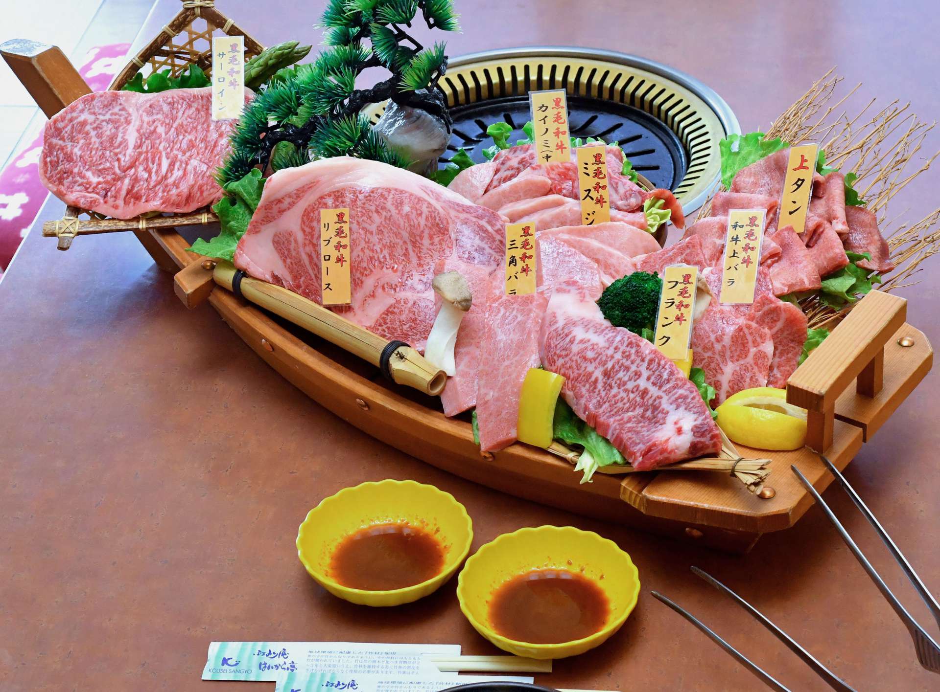 外国人客に人気のサシたっぷりの高級部位がのった和牛の舟盛り＝鹿児島市の「ふぁみり庵はいから亭」与次郎本店