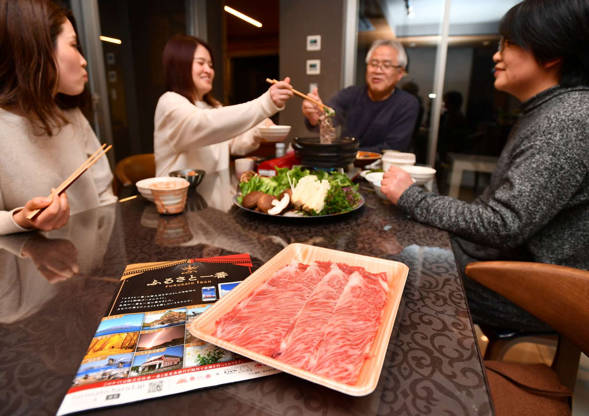 ふるさと納税の返礼品で届いた牛肉でしゃぶしゃぶを楽しむ武元さん一家＝鹿児島市