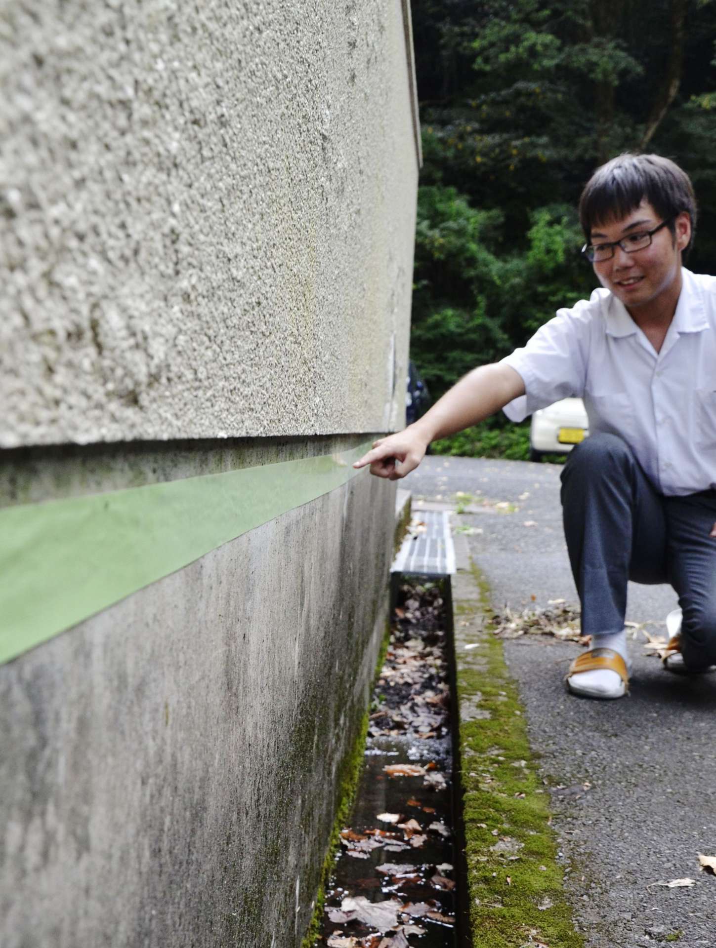 校舎の擁壁に貼り巡らせた養生テープ＝鹿児島市の錦江湾高校