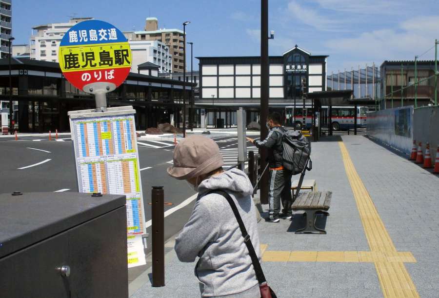行き先別に設けた共同停留所から離れ、従来の位置に立つ鹿児島交通バス停＝鹿児島市浜町