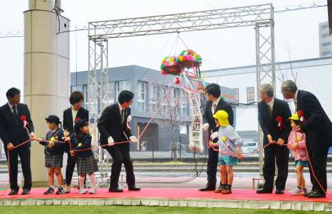 くす玉を割り鹿児島駅周辺整備の完成を祝う園児ら＝３月２６日、鹿児島市浜町