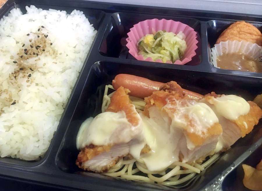 ４月１日の夕食。タルタルソースをかけた鶏肉、ソーセージ、塩スパ、さつま揚げ、酢の物