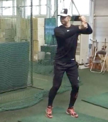 復帰後、バットを持ち練習する横田慎太郎さん
