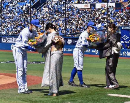 プロ野球・横浜ＤｅＮＡ対中日ドラゴンズ戦の「奄美デー」で花束贈呈をする奄美関係者＝横浜市の横浜スタジアム