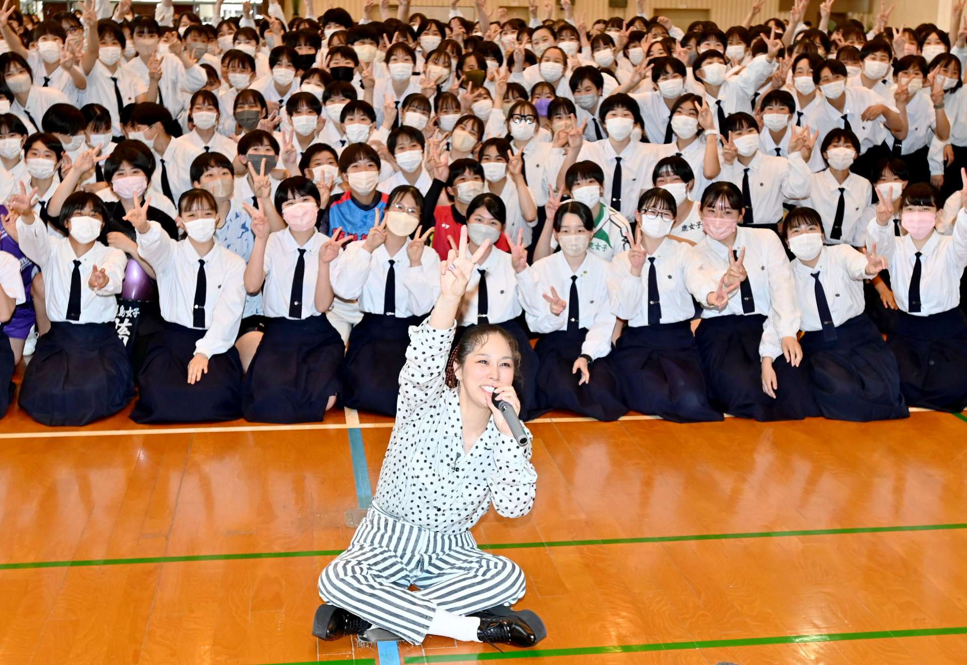 【別カット】ＡＩさんと笑顔で記念撮影する生徒たち