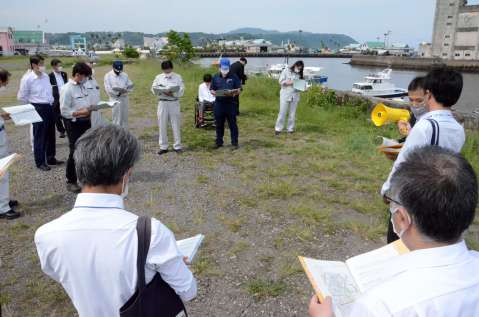住吉町１５番街区を視察する鹿児島県議会総合政策建設委員会の委員ら＝鹿児島市